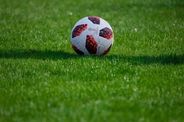 夜晚巅峰对决，谁能捧起最终荣耀？梅西 知识分享（配图示意）